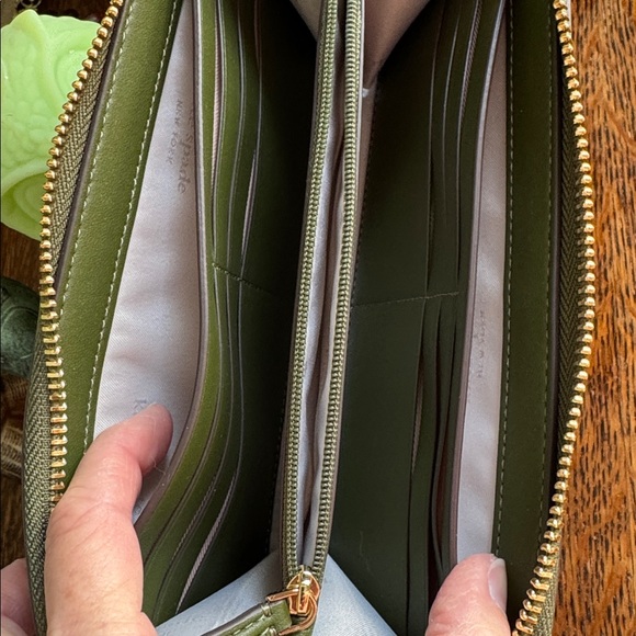 NWOT kate spade Cream Floral Zip-Around Wallet with Pink & Green Accents - Picture 3 of 7